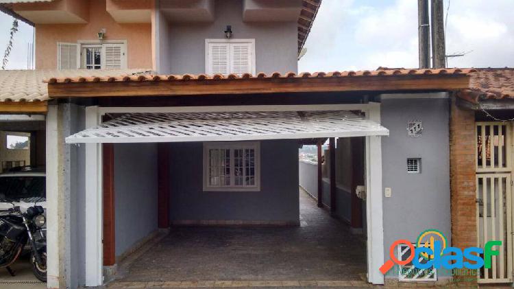 Casa com 2 suítes, 2 vagas, quintal, móveis ´planejados