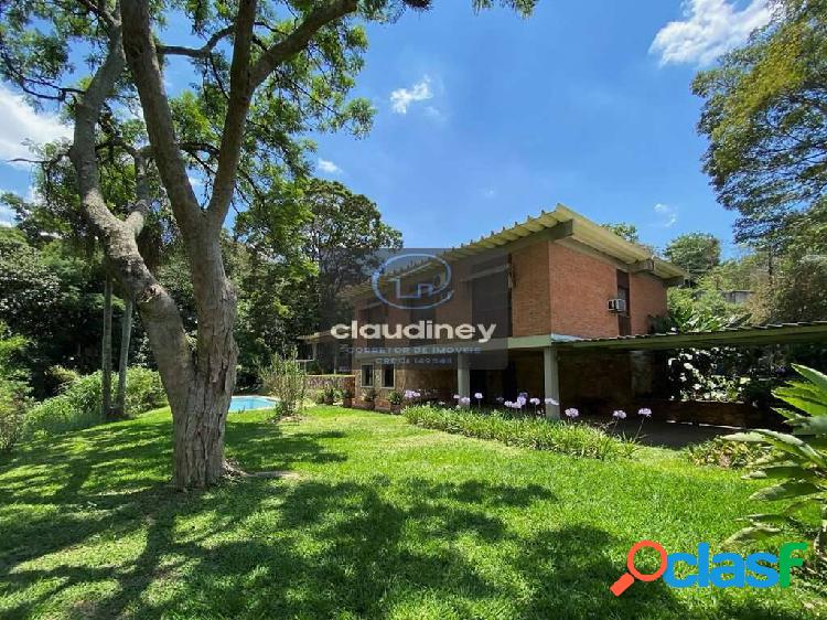 Casa com 3 dormitórios, localizada em rua fechada a venda!
