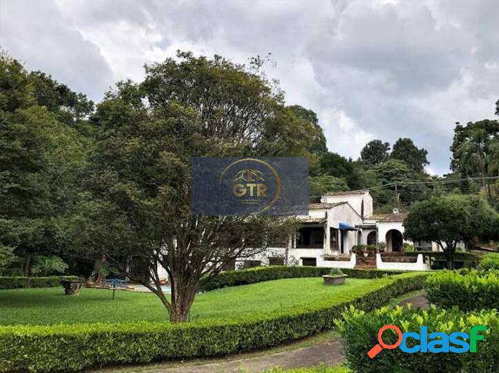 Casa com 4 dormitórios à venda na Granja Viana!