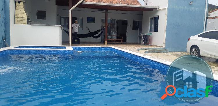Casa com piscina pertinho da praia