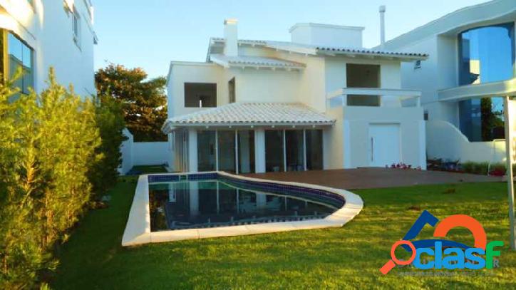 Linda Casa à Venda de ALTO PADRÃO!!! EXCELENTE