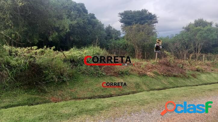 TERRENO PLANO DE 900 M² EM ÓTIMO CONDOMÍNIO FECHADO DE