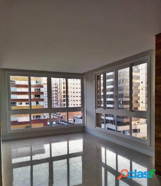 Ótimo apartamento, frente para praça, 3 dormitórios,1