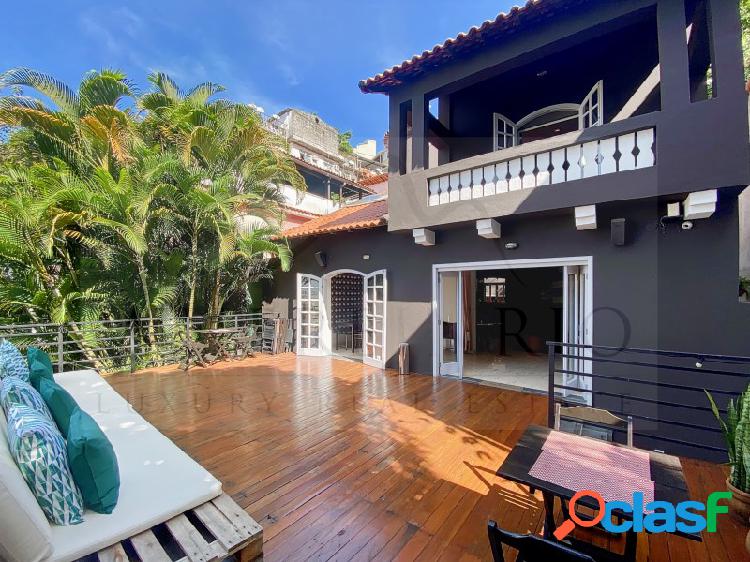 Casa com linda área externa à venda em Ipanema