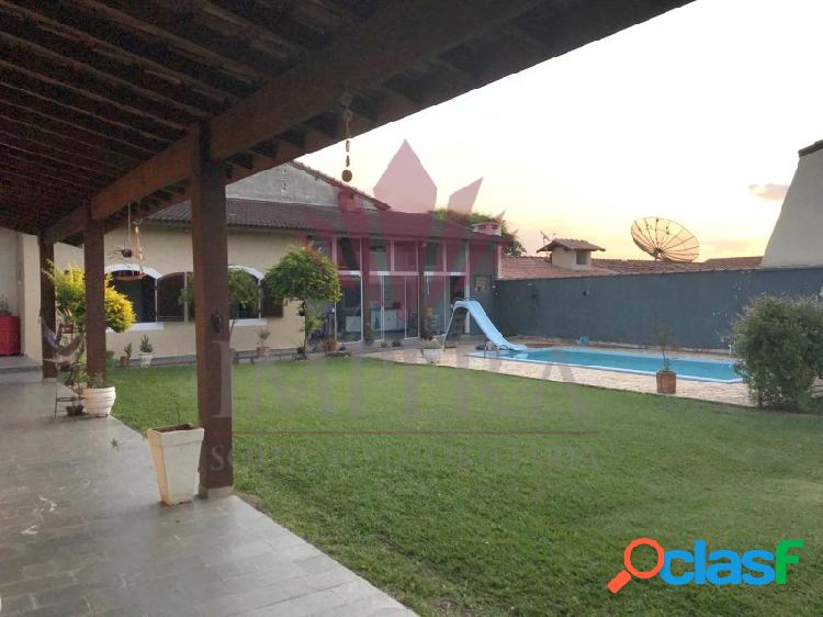 Casa com piscina e área verde no bairro Chácara Galega