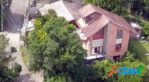 Casa no Bairro Cacupé com 03 dormitórios