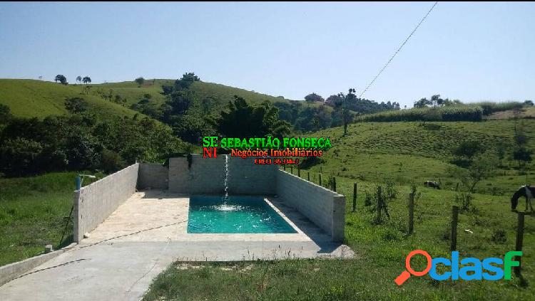 Chácara com piscina em Paraíbuna