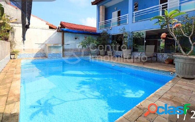 LINDO SOBRADO COM PISCINA EM BAIRRO NOBRE DE PERUIBE