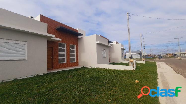 Linda casa Geminada pé direito duplo em Bairro Planejado