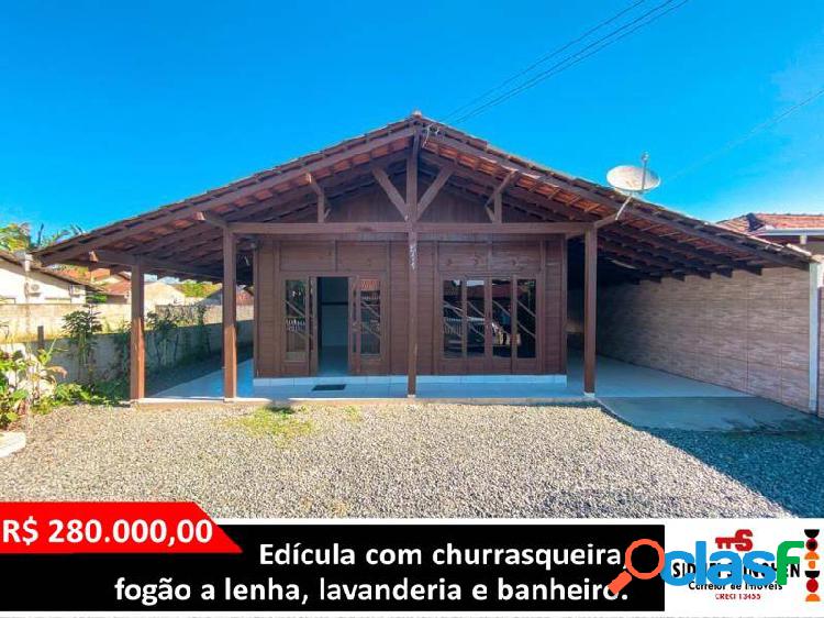 Linda casa pré-fabricada, com 03 dormitórios, em Bal.