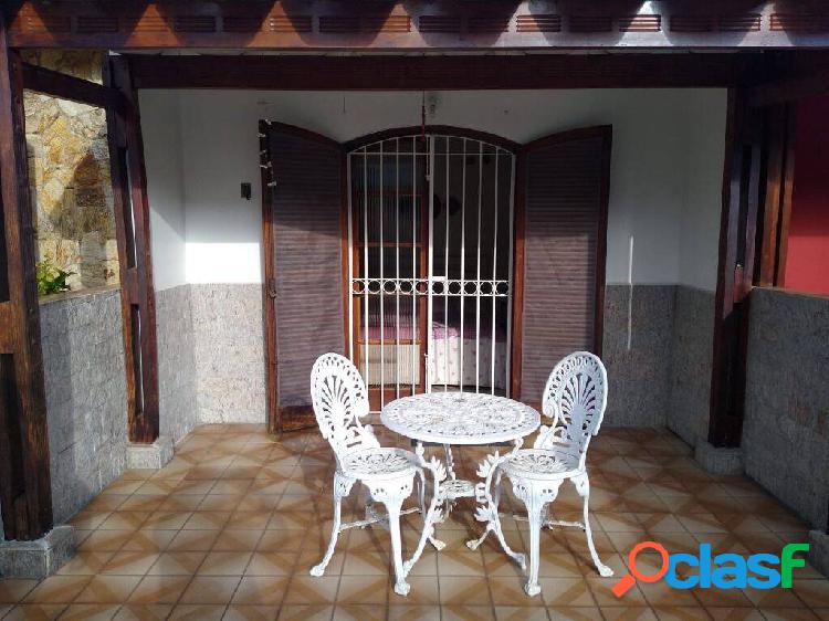 Sobrado com 3 dormitórios à venda, 150 m² por R$ 550.000