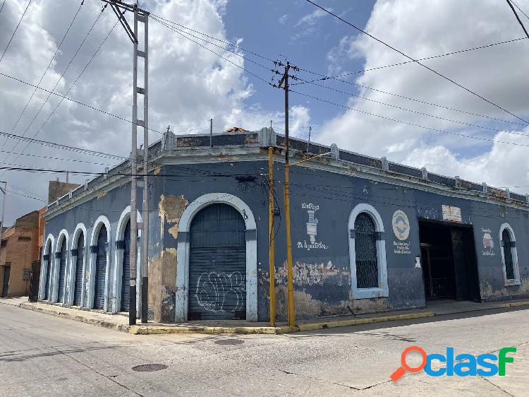 Se vende galpón con locales comercial de 1013m2 en la calle