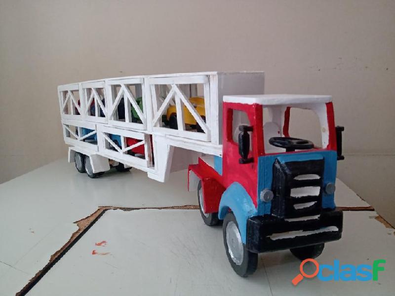 Caminhão Cegonha com 7 carrinhos de brinquedo em madeira