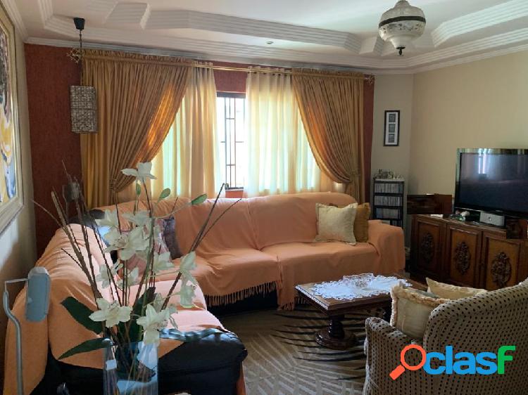 Sobrado à venda, 250 m², 3 quartos, 4 banheiros, 1 suíte