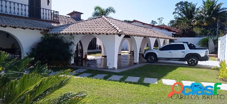 Linda casa duplex com piscina em área de 900 m2 na Pontinha