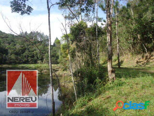 JUQUITIBA ÁREA COM LAGO