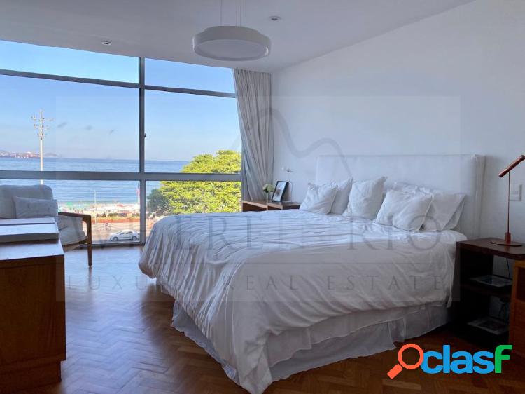 Apartamento reformado de frente para o mar à venda em