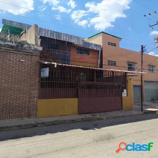 VENDO CASA CON POTENCIAL COMERCIAL EN AV. URDANETA A UNA