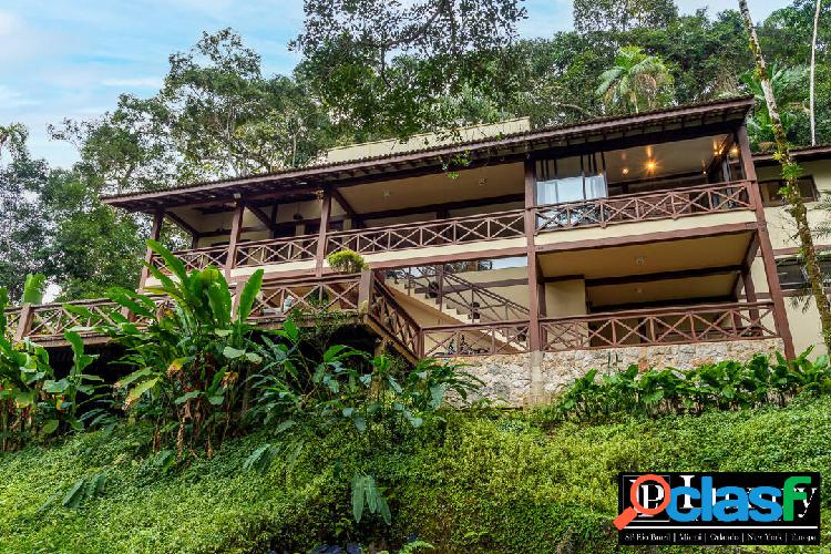 Casa à Venda no Condomínio Iporanga no Guarujá Porteira