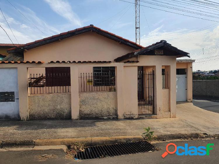 Imóvel de esquina com 2 casas no terreno