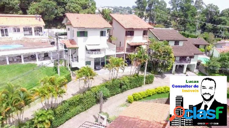 SOBRADO COM ARQUITETURA COLONIAL EM GRANJA VIANA