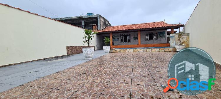 Casa linda com piscina grande e churrasqueira