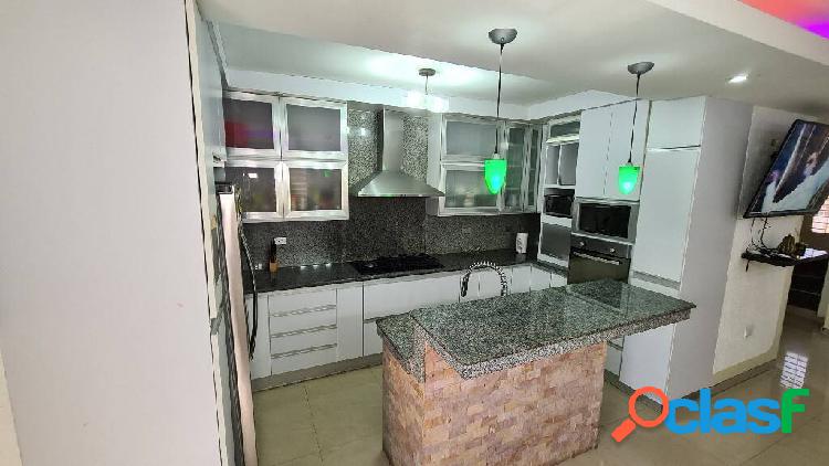 SE VENDE TOWN HOUSE TOTALMENTE AMOBLADO CON ACABADOS