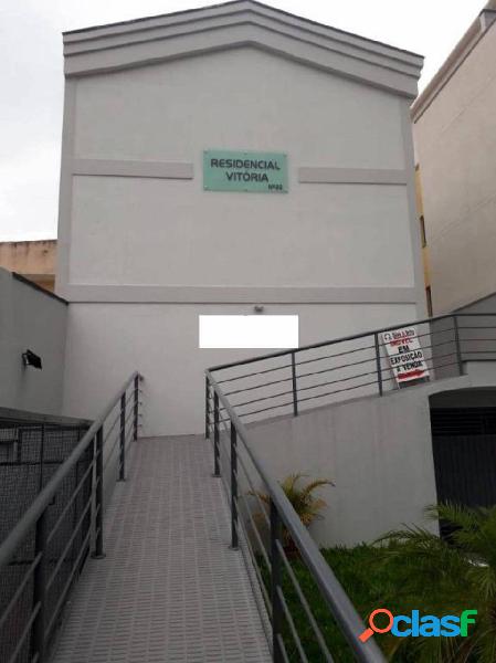 Casa assobradada em condomínio fechado a 250 metros do