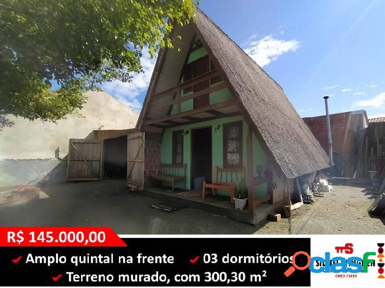 Chalé com 03 dormitórios, no Centro de Bal. Barra do Sul -