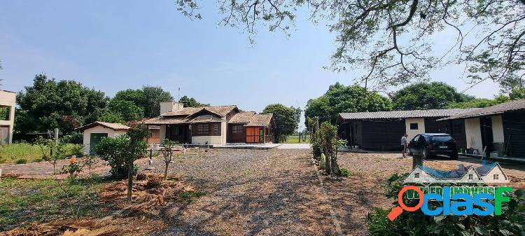 Velleda oferece 1 hectare com 4 casas, somente 1,5km do