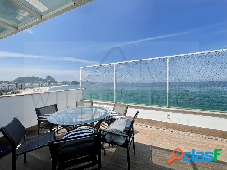 Cobertura duplex renovada com vista para o mar em Copacabana
