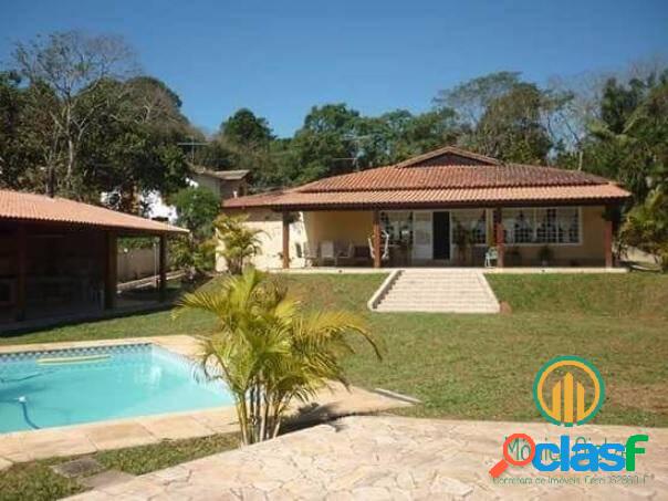 Casa estilo chácara com 3 suítes varanda, piscina, pomar