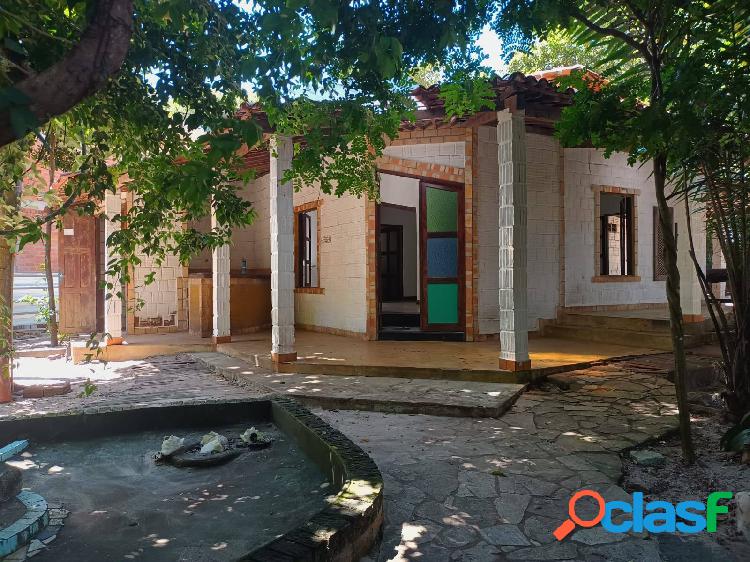 Casa ampla em terreno arborizado no início da Rua do Sol