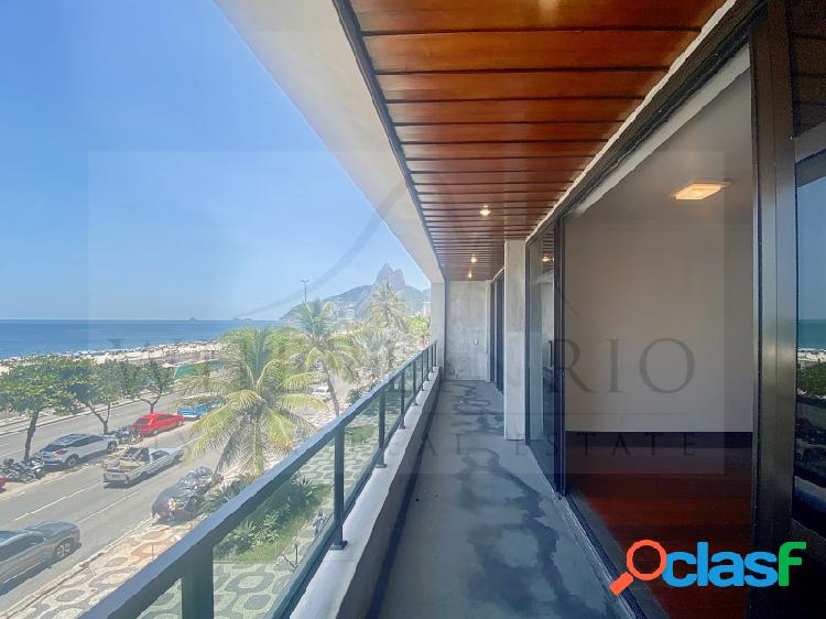 Apartamento com 3 suítes e varanda de frente para o mar em