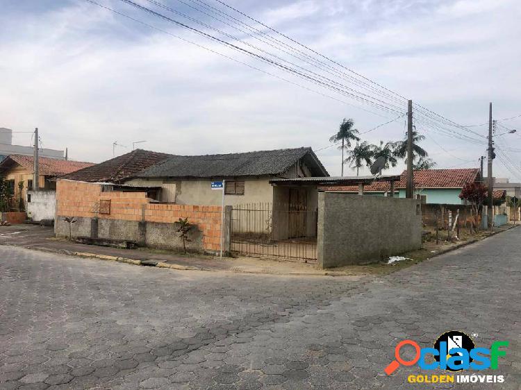 TERRENO DE ESQUINA NO BAIRRO XV DE NOVEMBRO EM TIJUCAS-SC