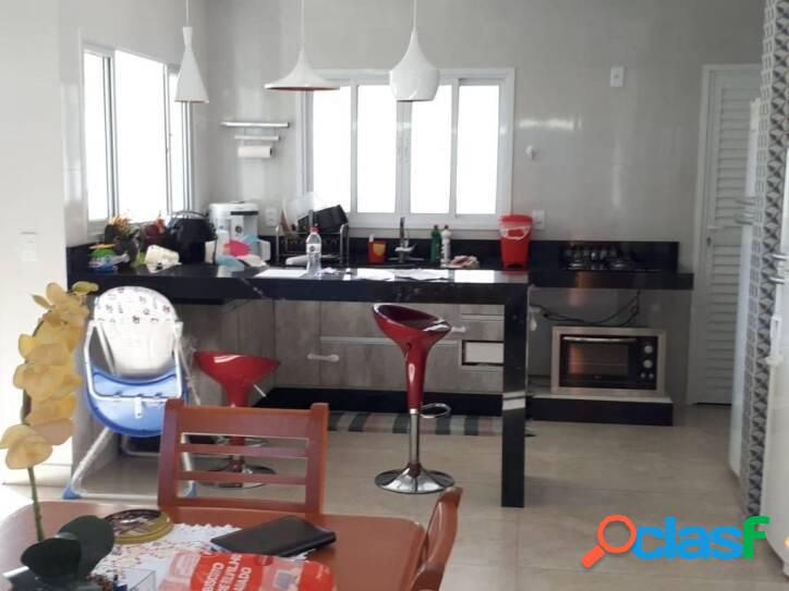 Casa com 4 dormitórios à venda, 235 m² por R$