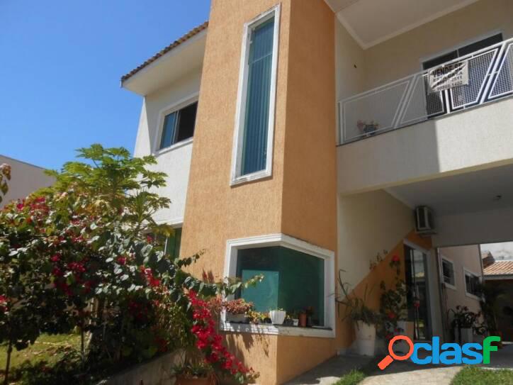 Sobrado com 3 dormitórios à venda, 260 m² por R$ 647.000