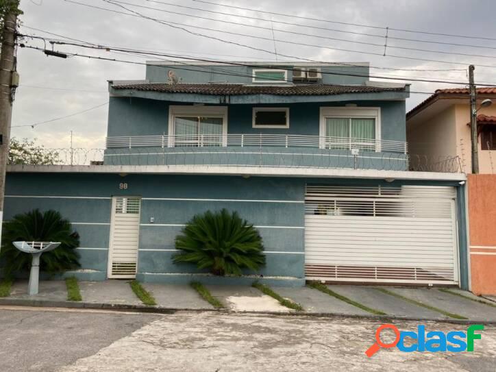 Sobrado com 3 suítes à venda, 480 m² por R$ 840.000 -