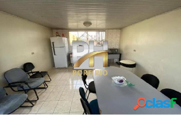 Sala 14m², reformada com ponto de água e ar condicionado.