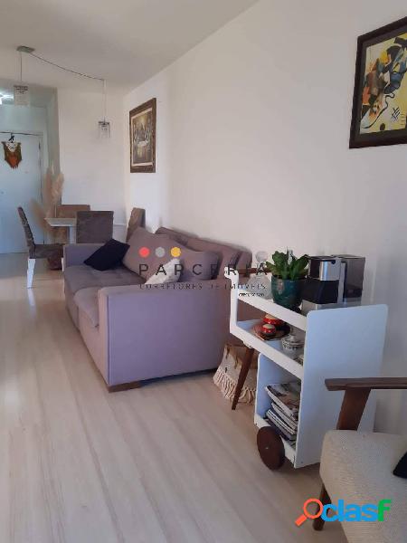 Apartamento à venda com 3 dormitórios, semimobiliado, na