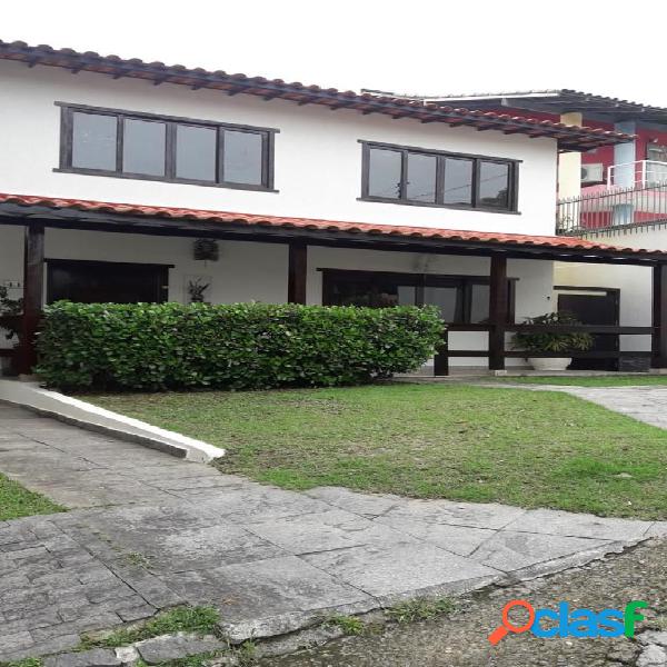 Casa de condomínio com 4 quartos, 250m², à venda em