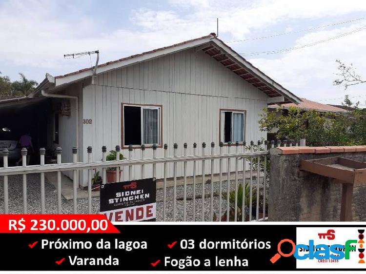 Casa de madeira com 03 dormitórios, em Bal. Barra do Sul -