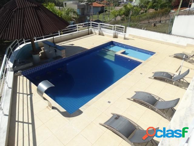 Chácara com quatro suites, piscina em condomínio fechado