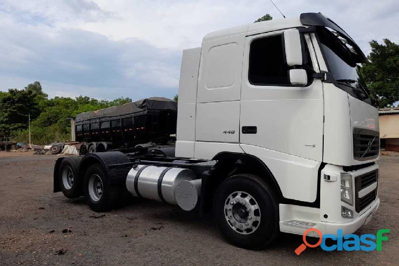 Caminhão Ford Cargo 815 Baú