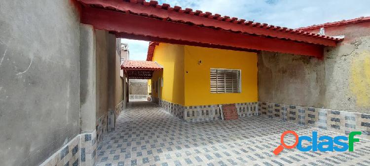 Casa na praia em Mongaguá, com 2 dormitórios, 2 banheiros,