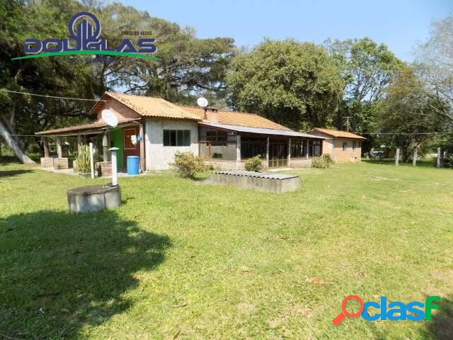 Imóvel bem localizado com 2 casas em Condomínio