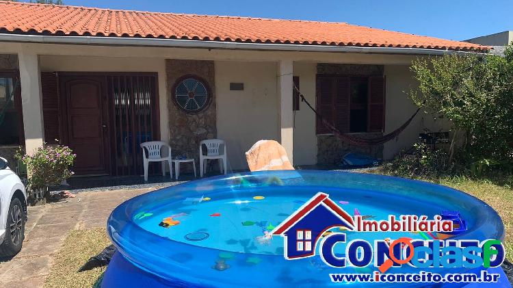 C812 - Residência com 4 dormitórios localizada a 50 metros
