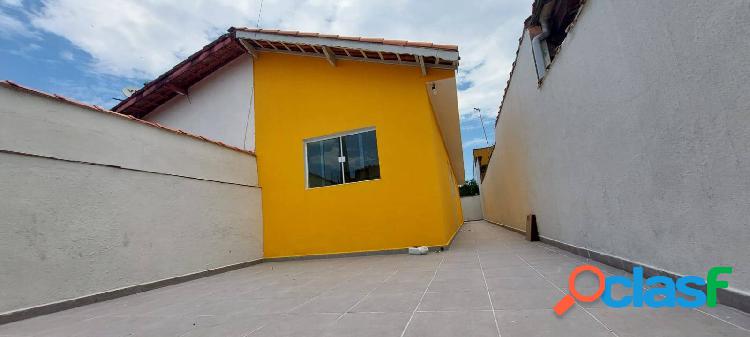 Casa na praia com 2 dormitórios, em Mongaguá, R$ 240 mil
