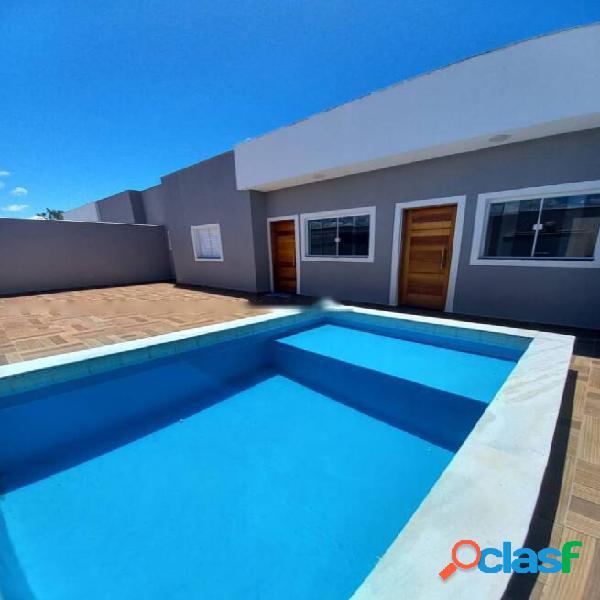 Casa espaçosa e moderna com piscina no Jardim Guacira