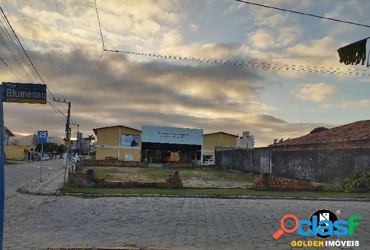 AMPLO TERRENO COM EXCELENTE LOCALIZAÇÃO EM BALNEÁRIO